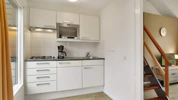 Kühlschrank, Herdplatte, Wasserkocher mit Kaffee-/Teezubehör