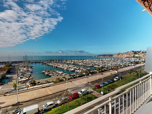 Spacious AC 2-room with terraces, garage and Wifi in Menton