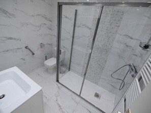 Een haardroger, handdoeken