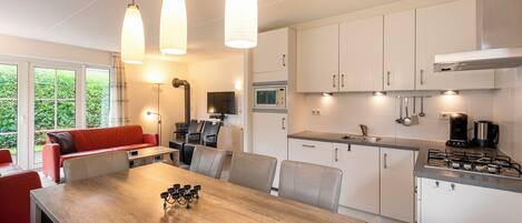 Fridge, coffee/tea maker, electric kettle, dining tables