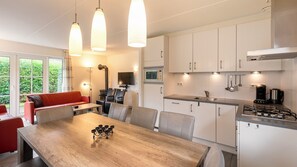 Fridge, stovetop, coffee/tea maker, electric kettle - Wellness Wiidbungalow 8 (Eernewoude)