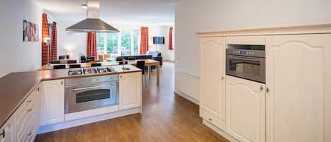 Fridge, oven, dishwasher, coffee/tea maker