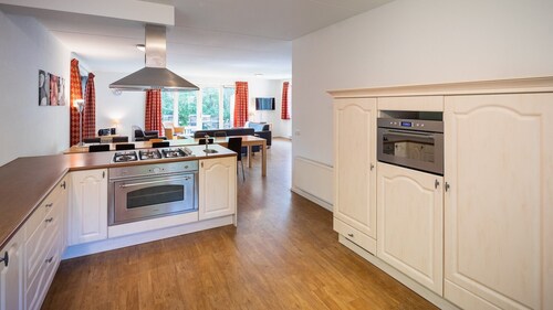 Detached 10-person bungalow