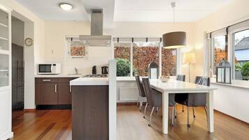 Fridge, stovetop, coffee/tea maker, electric kettle