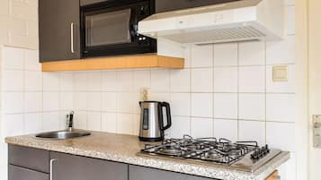 Een koelkast, een koffiezetapparaat/waterkoker, een waterkoker