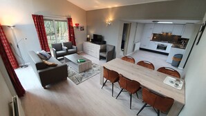 Un apartamento moderno con sala de estar, comedor y cocina.