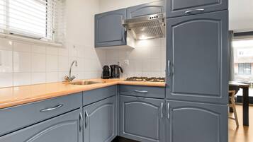 Fridge, stovetop, coffee/tea maker, electric kettle