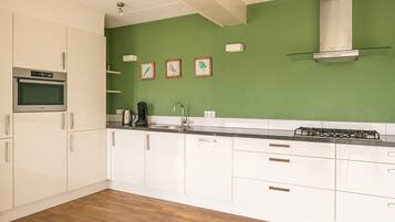 Een koelkast, een oven, een kookplaat, een vaatwasser