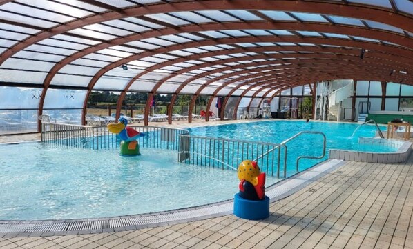 Inomhuspool och utomhuspool