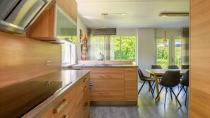 Fridge, stovetop, coffee/tea maker, electric kettle