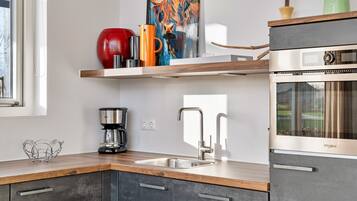 Een koelkast, een kookplaat, een koffiezetapparaat/waterkoker