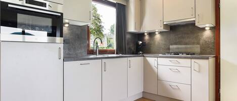 Een koelkast, een kookplaat, een vaatwasser