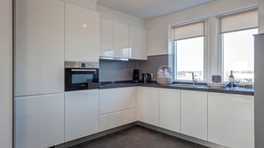 Kjøleskap, ovn, kokeplater og oppvaskmaskin