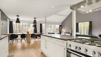 Fridge, oven, stovetop, dishwasher