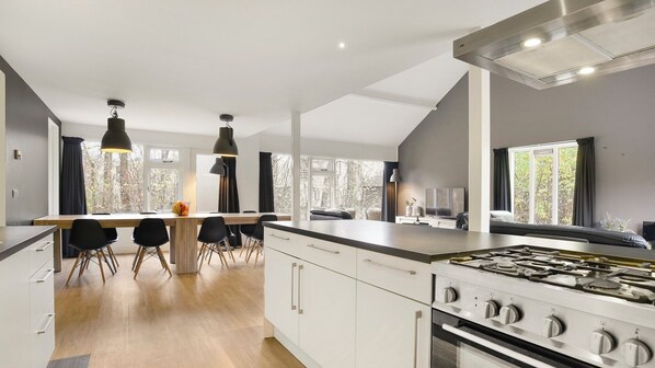 Oven, coffee/tea maker, electric kettle, high chair