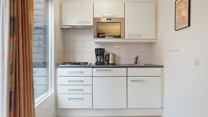 Kühlschrank, Wasserkocher mit Kaffee-/Teezubehör, Wasserkocher, Esstisch