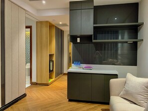 Familie vierpersoonskamer, uitzicht op meer | Luxe beddengoed, een minibar, individueel gemeubileerd, een bureau