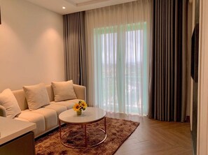 Neljän hengen perhehuone, järvinäköala | Ylelliset vuodevaatteet, minibaari, yksilöllisesti kalustettu, työpöytä