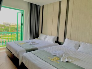 Familie vierpersoonskamer, uitzicht op meer | Luxe beddengoed, een minibar, individueel gemeubileerd, een bureau