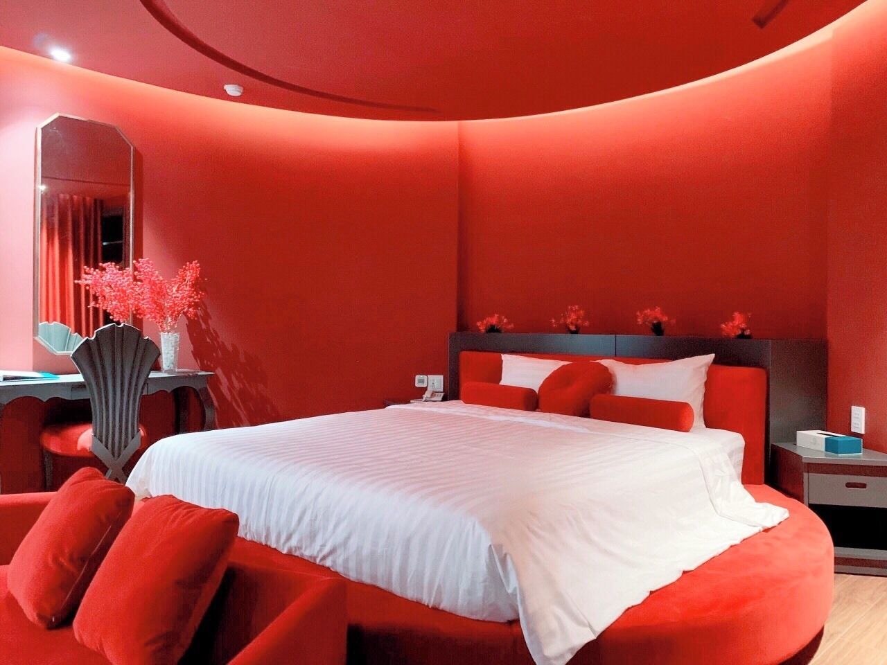 Suite Romantique, vue lac | Literie de qualité supérieure, minibar, ameublement personnalisé, bureau