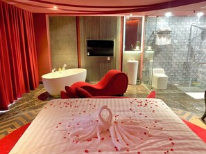 Romantisk suite, utsikt mot innsjø | Sengetøy av topp kvalitet, minibar, individuelt innredet og skrivebord