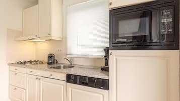 Een koelkast, een vaatwasser, een koffiezetapparaat/waterkoker