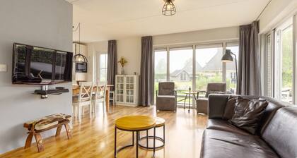 Comfortable 4-person bungalow by the water