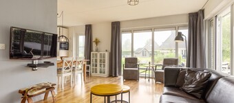 Comfortable 4-person bungalow by the water