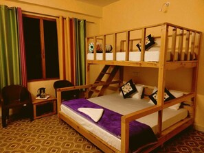 6 slaapkamers, een strijkplank/strijkijzer, wifi, beddengoed