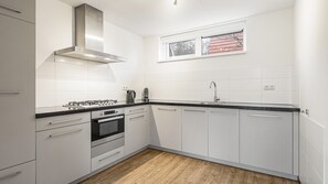 Kühlschrank, Wasserkocher mit Kaffee-/Teezubehör, Wasserkocher