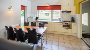 Kaffetrakter/tekoker, kjøleskap, mikrobølgeovn og kokeplater