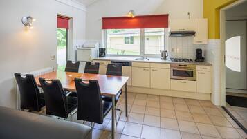 Een koelkast, een vaatwasser, een koffiezetapparaat/waterkoker