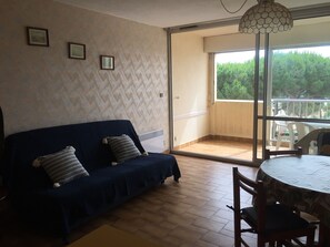 TV - Seafront apartment for 4 with parking (Argelès-sur-Mer)