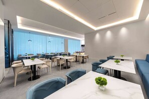 Breakfast area - Microtel by Wyndham Xishuangbanna Mengle (Xishuangbanna Dai)