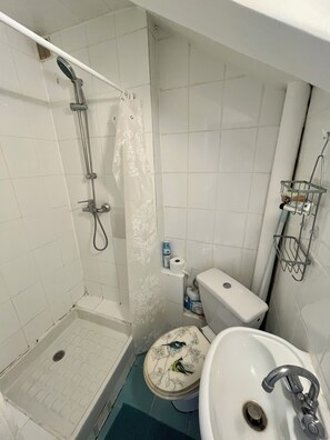 Haartrockner, Handtücher, Seife, Toilettenpapier