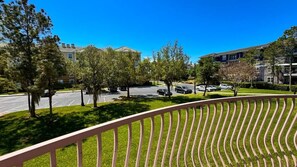 Un quartier résidentiel doté d’un parking, d’arbres et d’immeubles d’appartements.