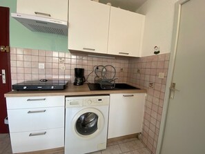 Frigorífico, microondas, placa de cocina y cafetera o tetera