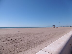På stranden