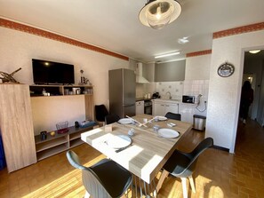 Réfrigérateur, micro-ondes, four, plaque de cuisson