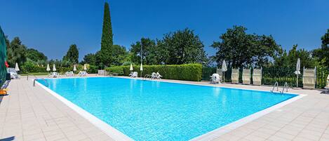 Een seizoensgebonden buitenzwembad