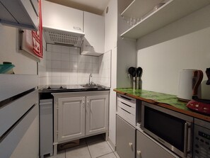 Fridge, microwave, oven, stovetop - Cozy T2 Apartment - Private Parking, Terrace, Tennis, Near Beach - Sleeps 4 (Fleury-Saint-Pierre-la-Mer)