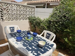 Outdoor dining - Charming T3 Villa, A/C, Private Parking, 200m from Beach, Sleeps 4/5, Peaceful! (Narbonne)