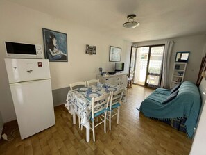 Interior - Charming T3 Villa, A/C, Private Parking, 200m from Beach, Sleeps 4/5, Peaceful! (Narbonne)