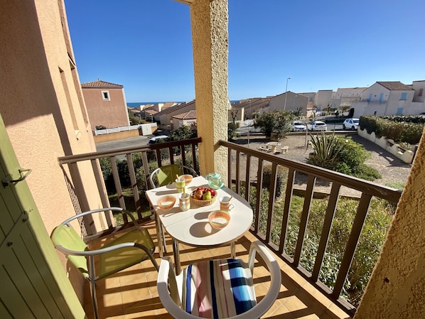Outdoor dining - Cozy T2 Apt in Saint Pierre La Mer - 4 ppl, Beach 12 Min, Sunny Balcony, Fully Equipped (Fleury-Saint-Pierre-la-Mer)