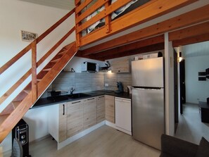 Kühlschrank, Mikrowelle, Herdplatte, Geschirrspüler