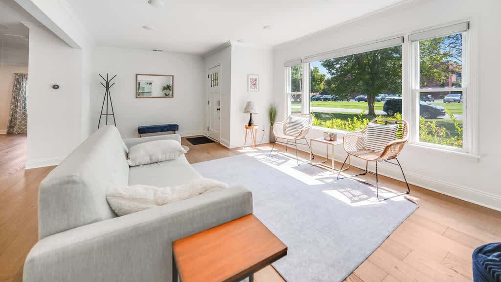 Een televisie, een open haard en een kantoor