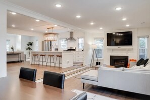 Télévision, cheminée, espaces bureaux