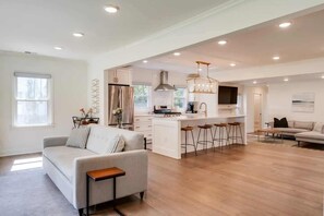 Télévision, cheminée, espaces bureaux