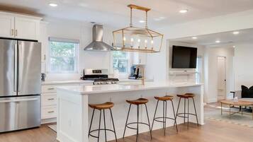 Een koelkast, een magnetron, een oven, een kookplaat