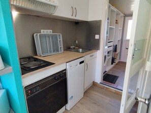 Kylskåp, mikrovågsugn, ugn och spishäll